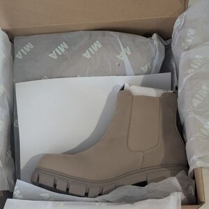 MIA Chunky Platform Chelsea Boots Taupe Beige Lug Sole Size 8 NEW